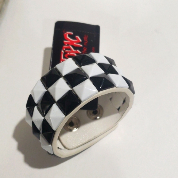 Chunky Snap Closure Bracelet Elegant Black & Write - Women's Fashion Jewelry - Picture 5 of 7